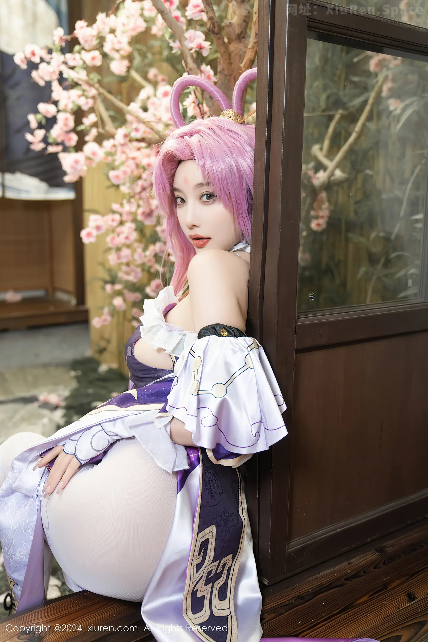 图片[4]-[XiuRen秀人网]VOL.8943 女神杨晨晨Yome性感紫色Cosplay服饰配白丝袜秀丰满身材诱惑写真79P-秀人网官方网站